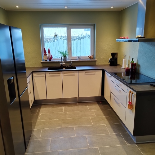 Køkkenrenovering med nye køkkenelementer og bordplade på Vestfyn