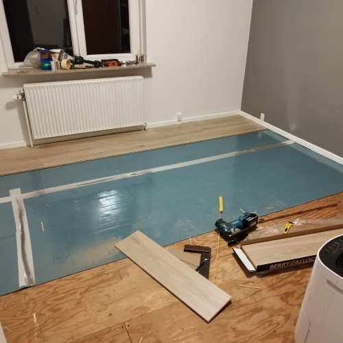 Handyman udfører gulvarbejde og klargøring til nyt gulv på Vestfyn