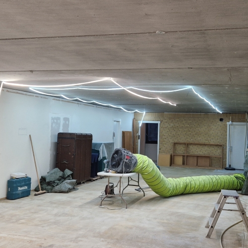 Handyman gør rum klar til renovering og videre arbejde på Vestfyn