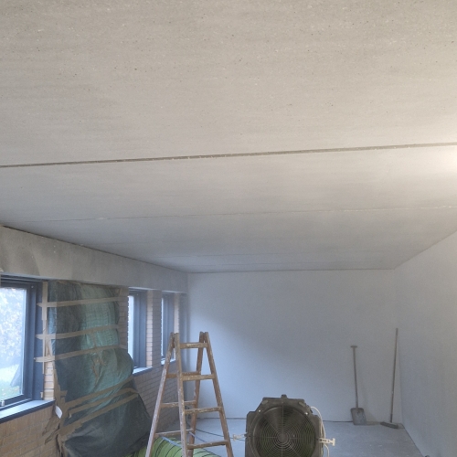 Handyman hjælper med indendørs renovering og klargøring af rum på Vestfyn