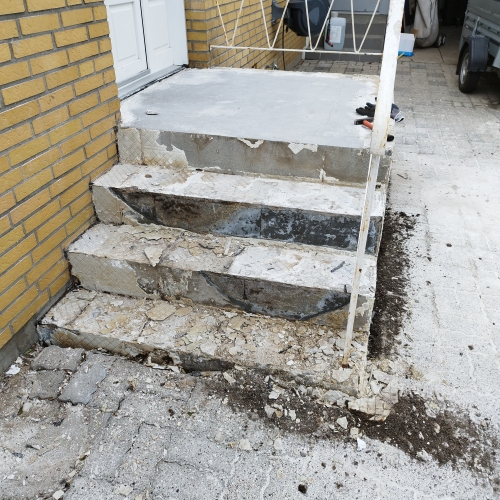 Renovering af udendørs trappe med beskadigede trappetrin ved indgang på Vestfyn