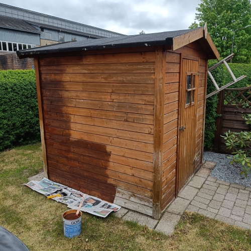 Vicevært udfører udendørs vedligeholdelse af træskur på Vestfyn