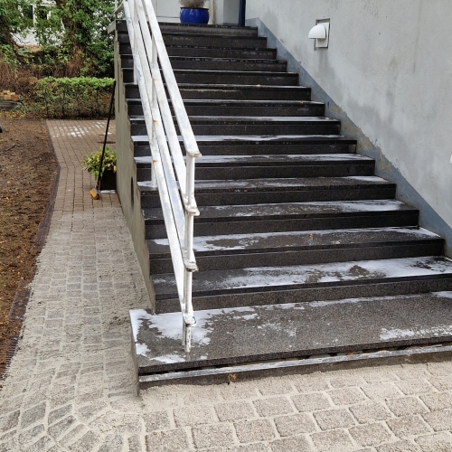 Viceværtservice med vask af fliser ved indgangsparti og udendørs trappe