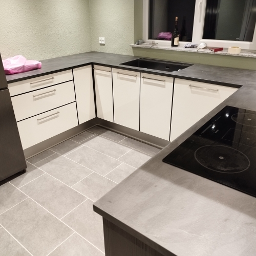 Færdigt køkken efter renovering med nye elementer og bordplade på Vestfyn