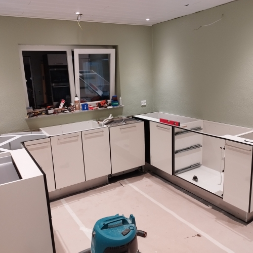 Køkkenrenovering med montering af nye køkkenelementer på Vestfyn