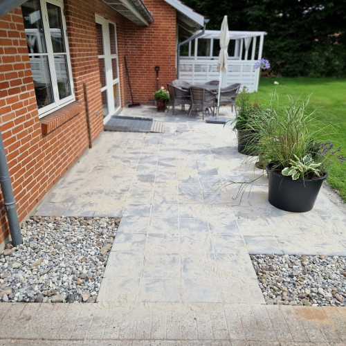 Renovering af terrasse med ny flisebelægning ved bolig på Vestfyn