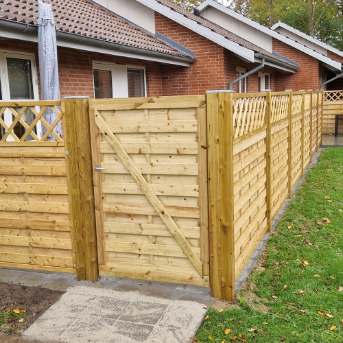 Renovering med opsætning af nyt træhegn og låge ved bolig på Vestfyn