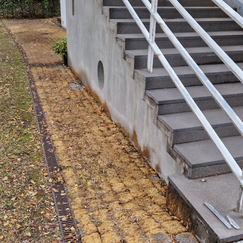 Viceværtservice med vask af fliser og vedligehold af udendørs trappe ved ejendom